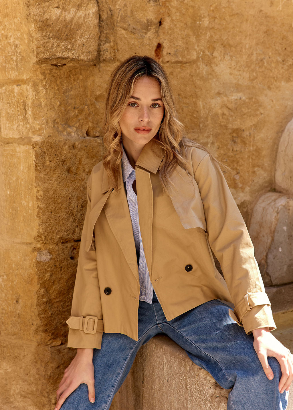 Veste en laine bouclée avec broderie en rouge | ® FR Veste en laine bouclée avec broderie en rouge | ® FR